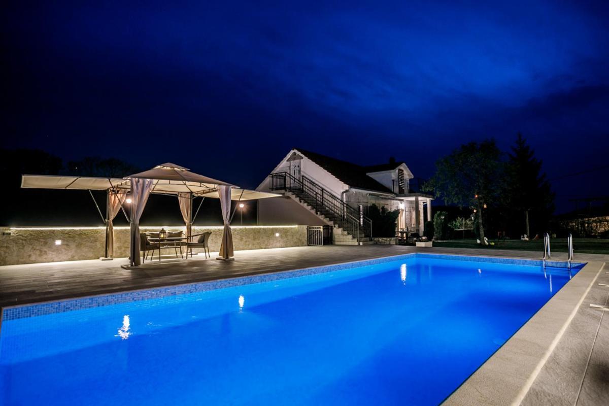 Villa Jozini Dvori Krstatice Exterior foto